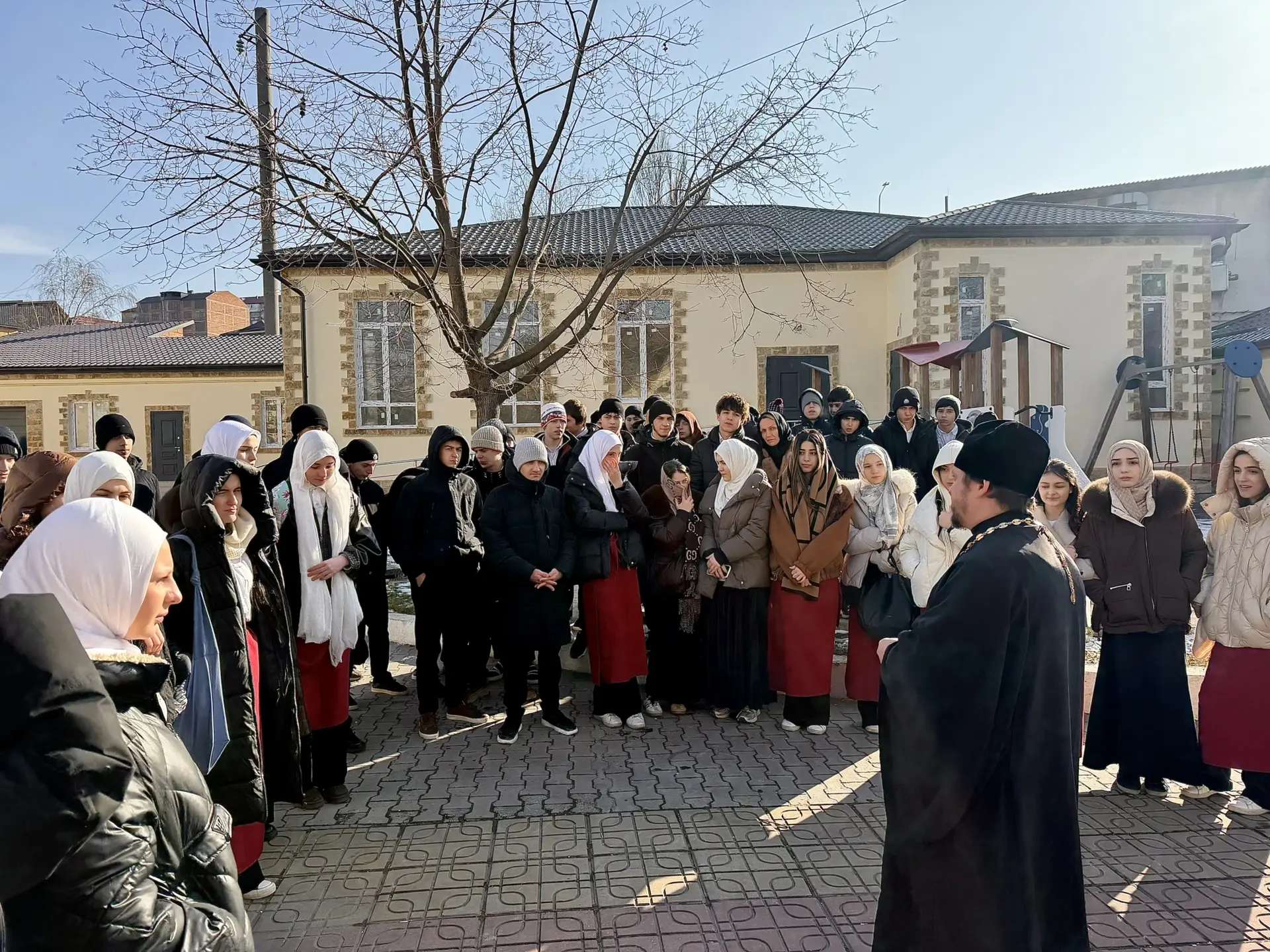 Диалог культур с юных лет: школьники Махачкалы посетили центральную Джума-мечеть и Свято-Успенский кафедральный собор дагестанской столицы